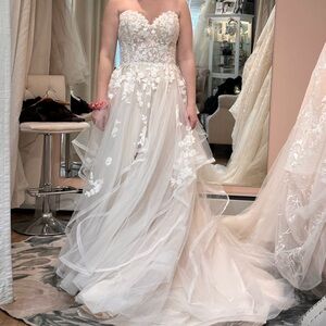 Elegant White Strapless Wedding Dress with Floral Lace